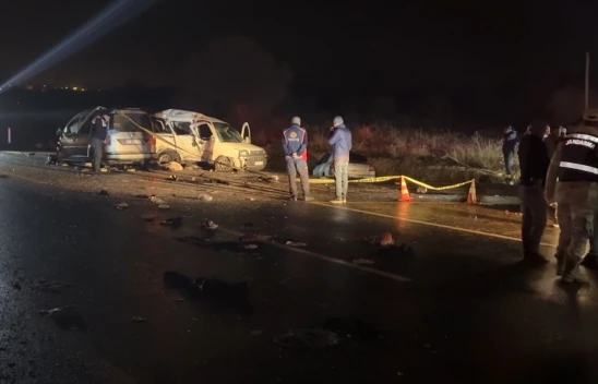 3 aracın karıştığı trafik kazasında 4 kişi öldü