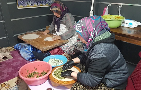 3 ev kadını deprem sonrası el ele verdi hayata tutundu