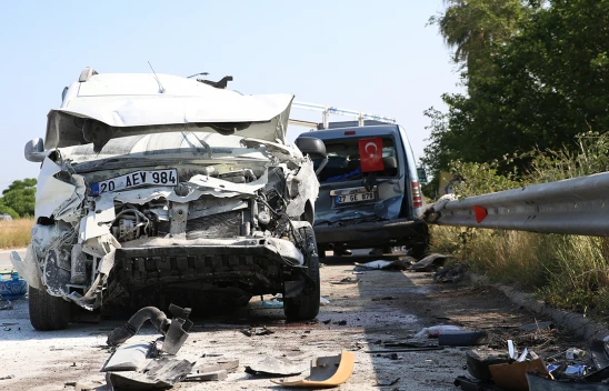 4 aracın karıştığı trafik kazasında 1 kişi öldü, 10 kişi yaralandı