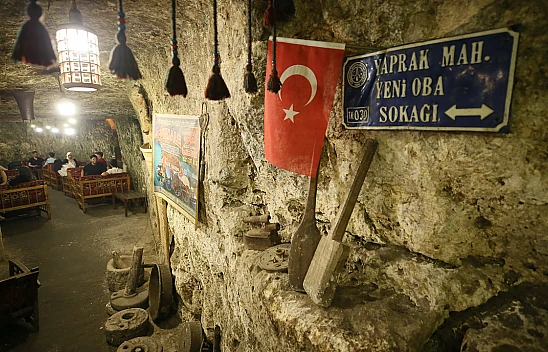 500 yıllık mağara kafede ziyaretçi yoğunluğu yaşanıyor