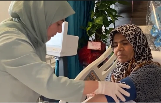 53 yaşındaki bir kadın ikiz bebek dünyaya getirdi