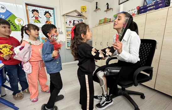 6 Şubat'ta ayağını kaybeden Sena öğretmen yeniden gülmeye başladı