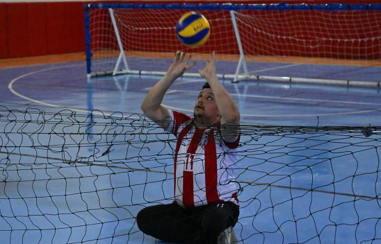 6 Şubat'ta bacağını kaybetti, voleybolla hayata tutundu