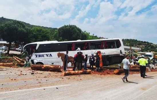 8 kişiyi hayattan koparan kaza! 20 yaralı