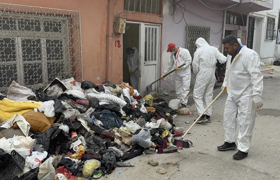 Adana'da çöp ev operasyonu!  İki traktör dolusu atık çıkarıldı