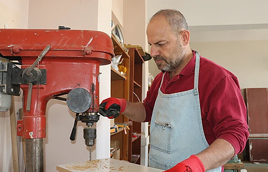 Ahşap meraklısı müdür görev yaptığı okulun mobilyalarını kendi üretiyor