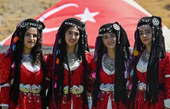 Anadolu kadınları yöresel kıyafetleriyle Malazgirt Zaferi kutlamalarını renklendirdi