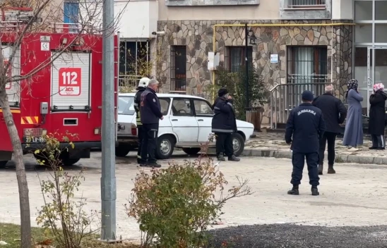 Apartman dairesinde yangın! Çok sayıda kişi zehirlendi