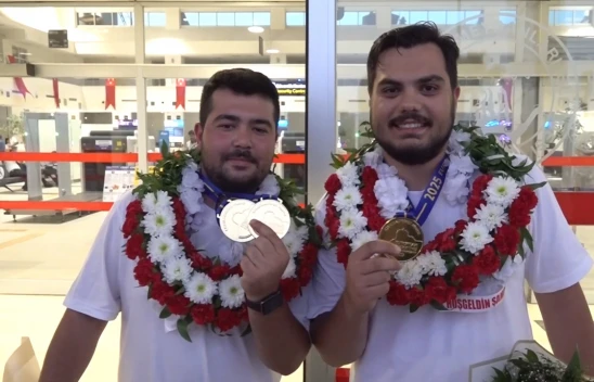 Avrupa şampiyonları, memleketlerinde çiçeklerle karşılandı