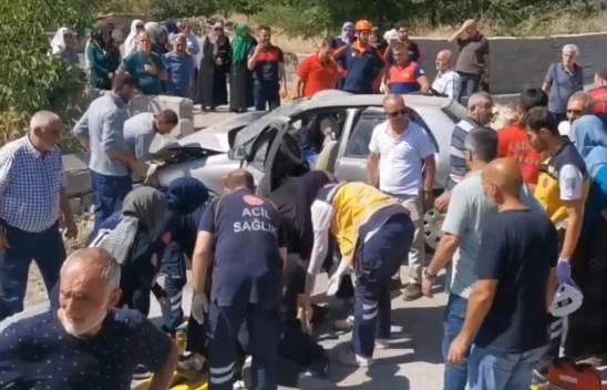 Bahçe duvarına çarpan otomobildeki 1 kişi öldü, 3 kişi yaralandı