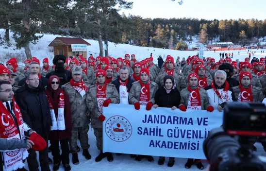 Bakan Bak, Doğu Ekspresi'yle Sarıkamış'a gelen gençleri karşıladı