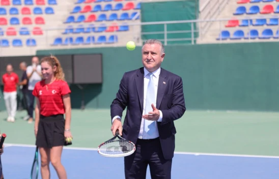 Bakan Bak, 'Türk tenisinde yeni başarıların geleceğine inanıyoruz'