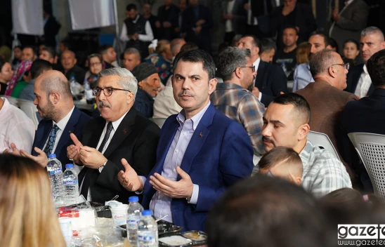 Bakan Kurum, depremzedelerin sokak iftarına katıldı