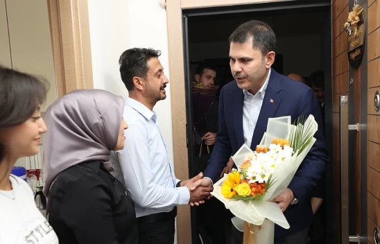 Bakan Kurum, Kahramanmaraş'ta depremzede aileyi ziyaret etti
