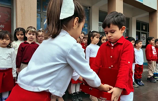 Bakan Tekin, anaokulu öğrencilerinin bayrak sevgisini paylaştı