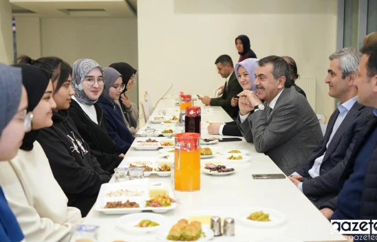 Bakan Tekin, öğrenci, öğretmen ve velilerle iftar sofrasında buluştu