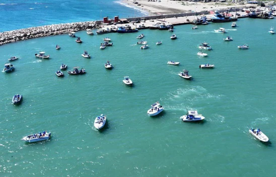 Balıkçılar, en büyük balığı yakalamak için yarıştı