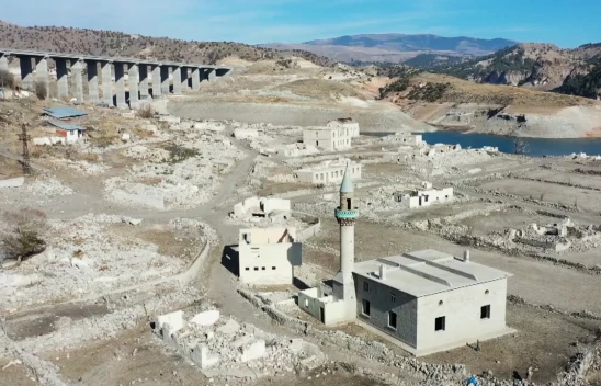 Baraj sularının çekilmesiyle köy gün yüzüne çıktı