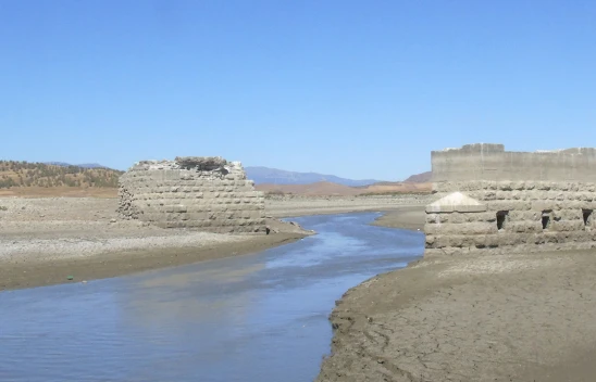 Baraj suyu çekilince eski demiryolu köprüsünün ayakları gün yüzüne çıktı