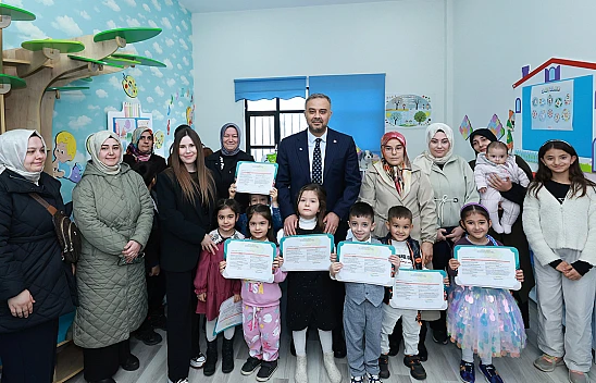 Başkan Toptaş'a karne programında miniklerden doğum günü sürprizi