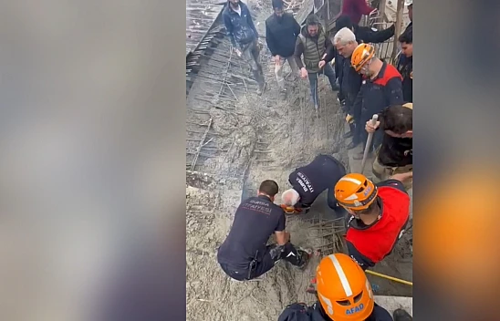Beton dökülürken işçi çöken kalıpların altında kaldı