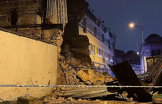 Beyoğlu'nda tarihi metruk binanın duvarı yıkıldı