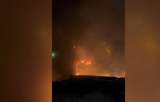 Bilinmeyen bir nedenle çıkan yangın 3 evi küle çevirdi