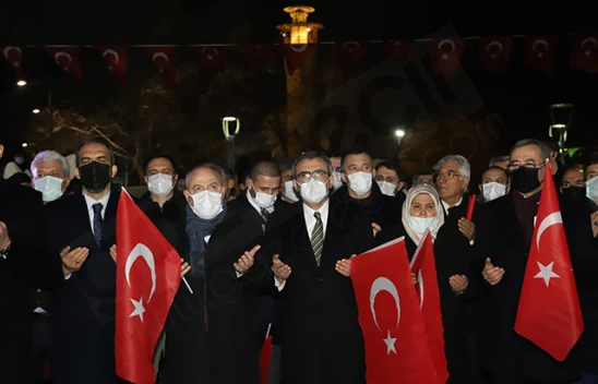 Binlerce kişi Kahramanmaraş Valiliği önünde toplandı