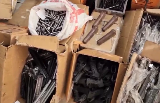 Bir fabrikada binlerce silah parçası ele geçirildi