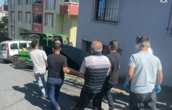 Bir gecekondunun bahçesinde halıya sarılı ceset bulundu