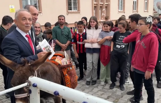 Bir gurbetçi eşekle dolaşıp öğrencilere kitap ve kırtasiye malzemesi dağıttı