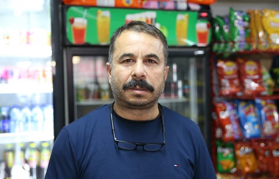 Bir hayırsever mahallelinin markete borcunu ödedi