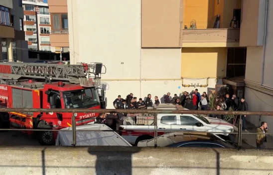 Bir kadın yangın çıkan evde bıçaklanmış halde ölü bulundu