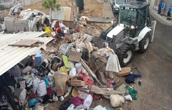 Bu evden tam 10 kamyon çöp çıkarıldı