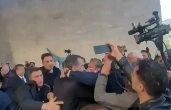 CHP Lideri Özgür Özel'e AKM'de şok saldırı! Tokat atan şahıs gözaltında