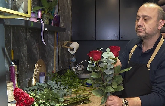 Çiçekçilerde Sevgililer Günü mesaisi başladı
