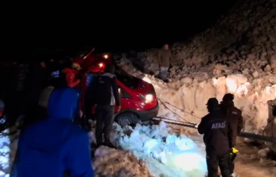 Çığ nedeniyle 15 kişi mahsur kaldı!