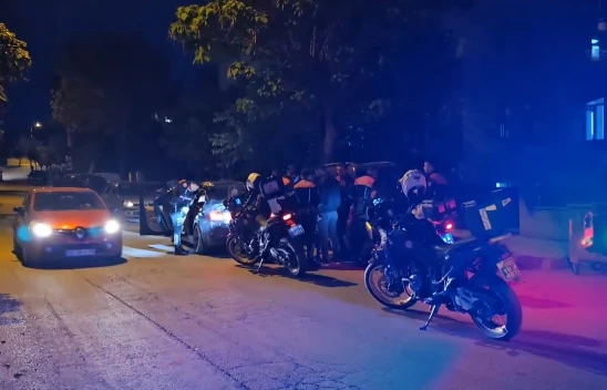 Çıkan silahlı kavgada biri polis 2 kişi yaralandı