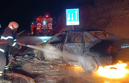 Çıkan yangında otomobil kullanılamaz hale geldi