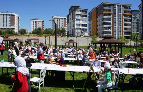 Çocuklar, anne babalarıyla tuval başına geçti, hayallerini sanata döktüler