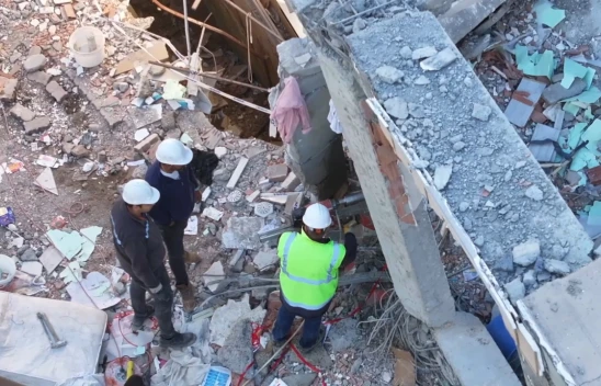 Çöken binanın enkazında bilirkişi heyeti inceleme yapıyor