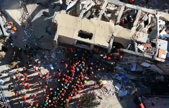 Çöken binanın enkazında iki çocuğun cenazesine ulaşıldı