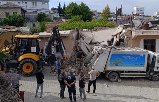 Çöp kamyonunun metruk bir eve çarptı