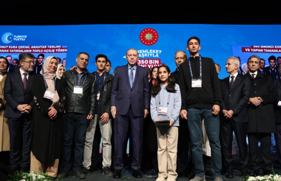 Cumhurbaşkanı Erdoğan, 350 bininci konutun anahtarını teslim etti