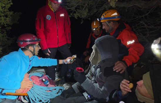 Dağda mahsur kalan 3 kişi kurtarıldı