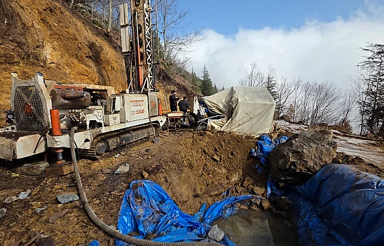 Dağdan kaya parçaları düştü!1 işçi yaşamını yitirdi