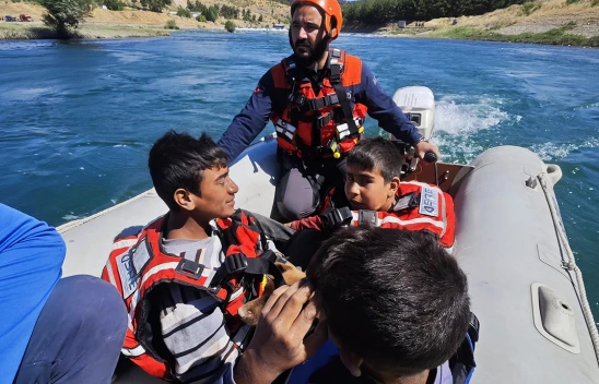 Debisi yükselen nehirde mahsur çocukları AFAD ekibi kurtardı