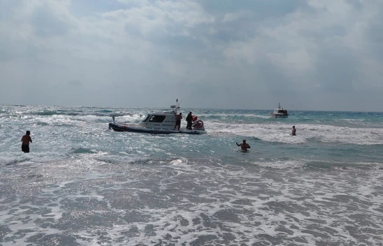 Denize giren 2 kardeşten 1'i boğuldu