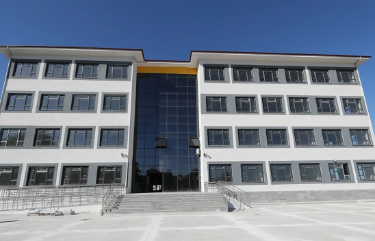 Deprem konutları bölgesinde okul inşaları sürüyor