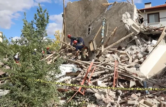 Deprem riski nedeniyle boşaltılan 4 katlı bina çöktü